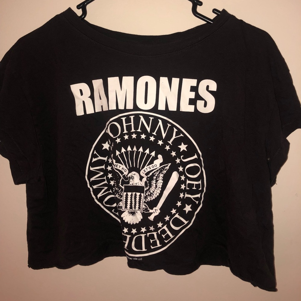 Cropped Ramones shirt